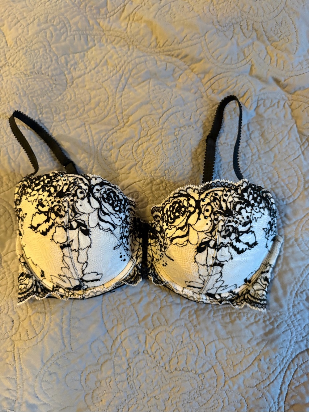 Victoria’s Secret White & Black Floral Lace underwire Bra- like new
